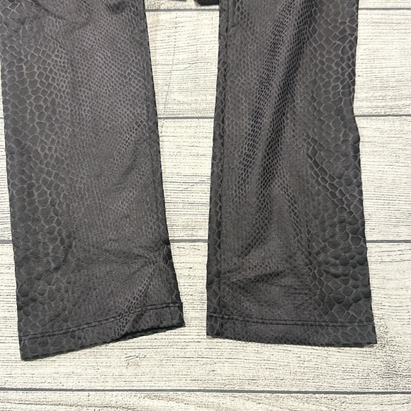 Women’s Yummie Tummie Lydia Faux Python gray leggings size XL NWT - Picture 9 of 14